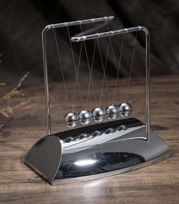 Pêndulo de Newton en métal brillant, objet scientifique décoratif pour bureau ou salon, illustrant les principes de la physique avec ses sphères suspendues.
