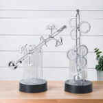 Balancier scientifique en verre et métal, décoration élégante pour intérieur.
