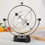 Portez un regard scientifique avec cette horloge décorative inspirée des instruments d'astronomie, combinant design contemporain et éléments métalliques pour une touche unique.