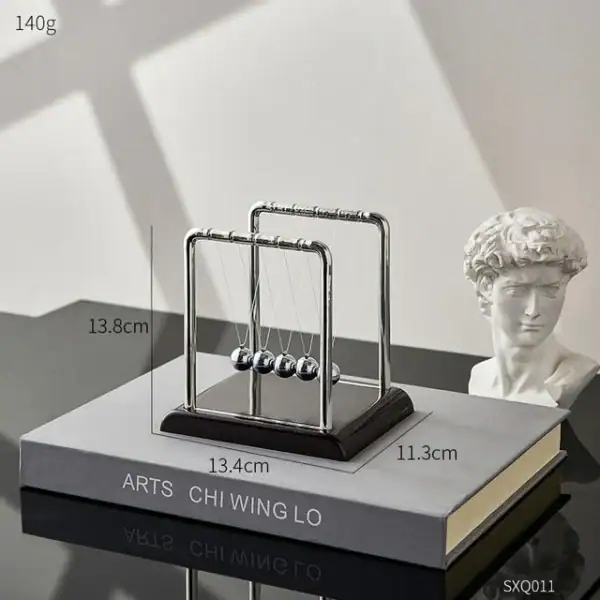 Pendentif Newton en métal, inspiré de la célèbre expérience de la boule de Newton, parfait pour la décoration de bureau ou d'étagère avec un style scientifique et moderne.
