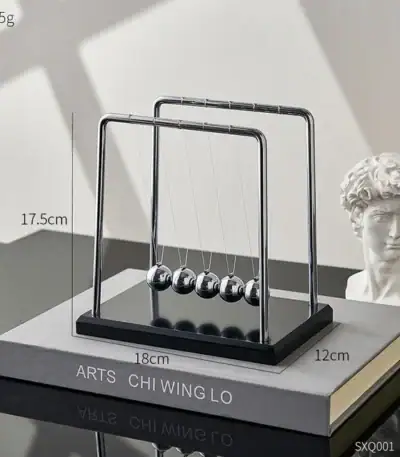 Pendentif Newton en métal brillant, modèle classique de la célèbre expérience de physique illustrant la conservation de l'énergie et la collision des corps. Parfait pour la décoration scientifique ou.