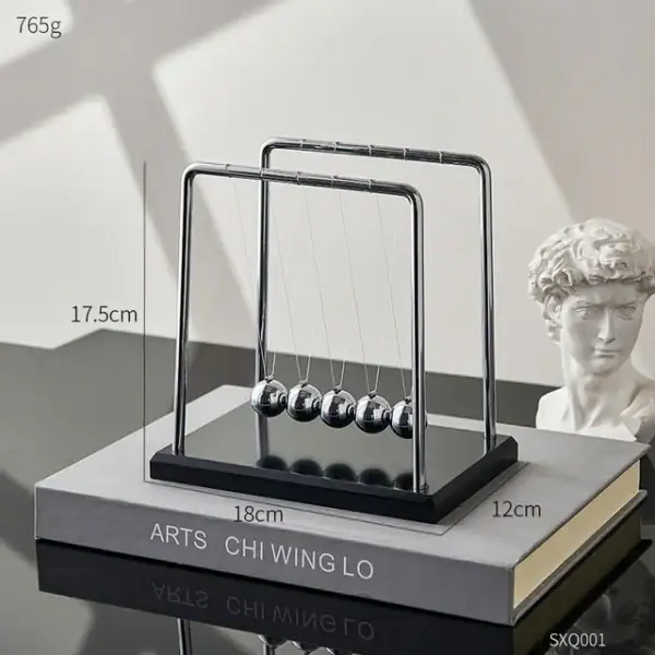 Pendentif Newton en métal brillant, modèle classique de la célèbre expérience de physique illustrant la conservation de l'énergie et la collision des corps. Parfait pour la décoration scientifique ou.