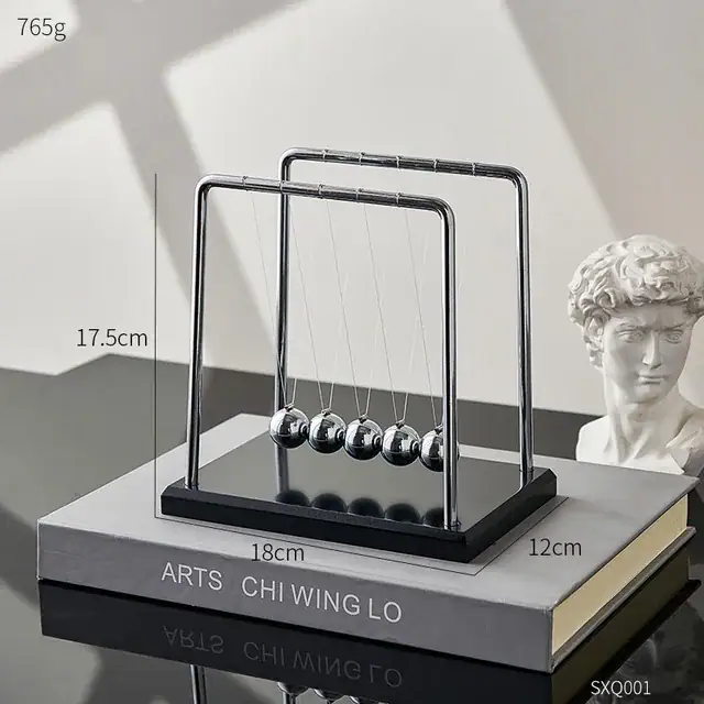 Pendentif Newton en métal brillant, modèle classique de la célèbre expérience de physique illustrant la conservation de l'énergie et la collision des corps. Parfait pour la décoration scientifique ou.