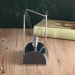 Pendulette de Newton en métal et verre, objet scientifique décoratif pour décoration de bureau ou salle de classe.