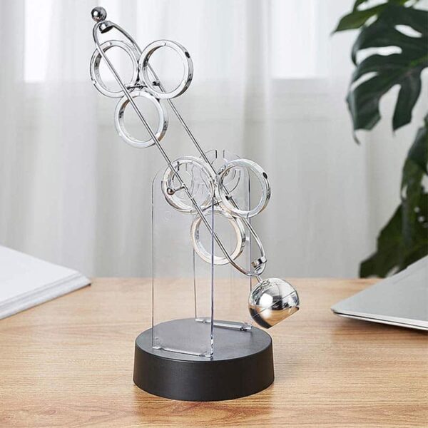 Balançoire de Newton en métal brillant avec sphère suspendue, idéale pour la décoration scientifique et éducative. Parfait pour un bureau ou une salle de classe, apportant une touche de curiosité et d.