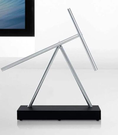 Pupitre scientifique en aluminium avec support inclinable, idéal pour expériences et présentations éducatives. Design épuré et fonctionnel pour un environnement de laboratoire ou de classe.