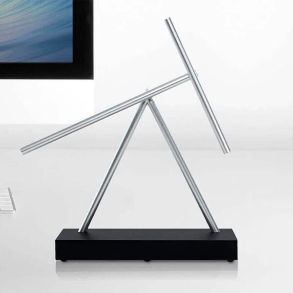 Pupitre scientifique en aluminium avec support inclinable, idéal pour expériences et présentations éducatives. Design épuré et fonctionnel pour un environnement de laboratoire ou de classe.