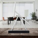 Sculpture décorative en tubes métalliques pour bureau ou intérieur, design moderne et minimaliste, idéale pour une décoration scientifique ou industrielle.
