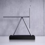 Porte-stylo en métal minimaliste avec base noire, design contemporain, parfait pour un bureau ou un espace de travail élégant.