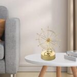 Horloge scientifique en laiton doré, design moderne inspiré d'une roue d'étoile, idéale pour la décoration intérieure avec une touche scientifique élégante.