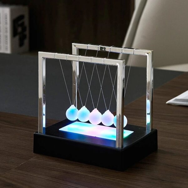 Balancier Newton en verre avec sphères lumineuses.
