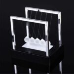 Péndule de Newton en cristal avec cinq sphères suspendues, illustrant la conservation de la quantité de mouvement et l'énergie. Parfait pour décoration scientifique ou bureau.