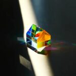 Prisme en verre coloré avec réfraction de la lumière.