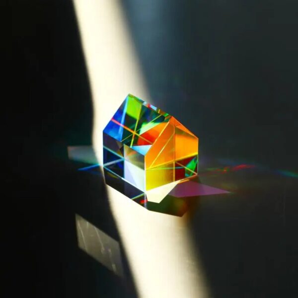 Prisme en verre coloré avec réfraction de la lumière.