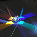 Pendentif en cristal prismatique coloré avec reflets lumineux, créant un spectacle de couleurs et de lumières. Parfait pour la décoration ou comme accessoire de mode original.