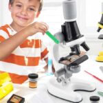 Microscope pour enfants avec accessoires éducatifs.