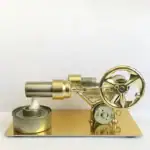 Telescope miniature en laiton doré avec roue de mise au point, monté sur une base en métal doré, parfait pour la décoration scientifique ou comme objet de collection.