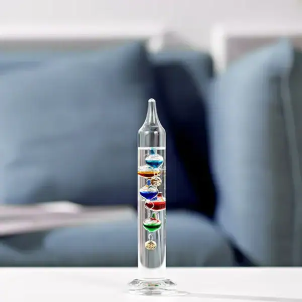 Vase décoratif en forme de tube de laboratoire avec liquides colorés, idéal pour la décoration scientifique et moderne.