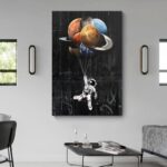 Illustration artistique d'un astronaute flottant avec des planètes colorées en ballon dans un décor urbain.