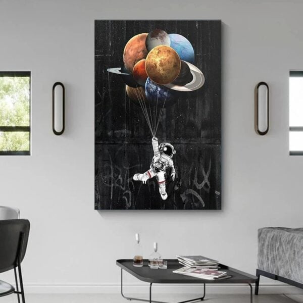 Illustration artistique d'un astronaute flottant avec des planètes colorées en ballon dans un décor urbain.