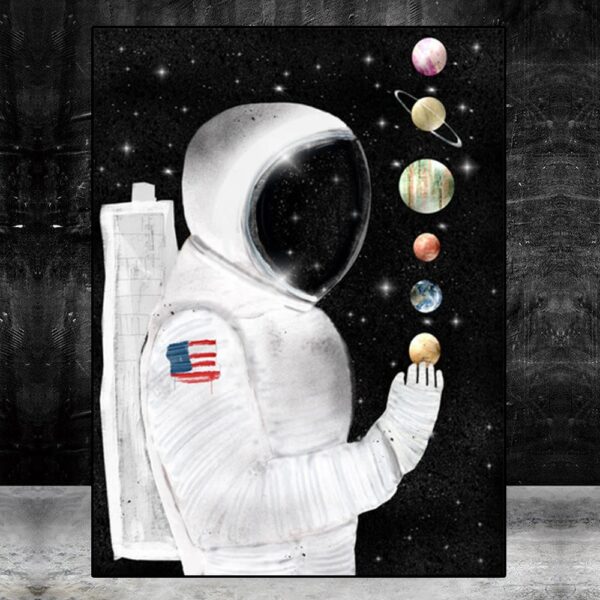Illustration d'un astronaute en combinaison spatiale tenant des planètes dans l'espace, avec un fond étoilé, représentant l'exploration de l'univers et la science.