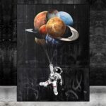 Astronaute flottant avec un ballon de planètes du système solaire, illustrant l'exploration spatiale et la fascination pour l'univers.