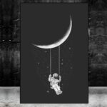 Image d'une illustration d'un astronaute suspendu à une lune, dans un ciel étoilé noir et blanc.