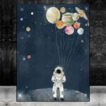 Panneau illustrant un enfant en costume d'astronaute avec des planètes et des ballons en forme de planètes dans le ciel nocturne.