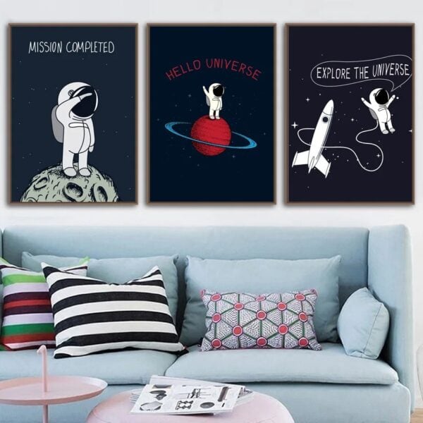 Décor mural avec illustrations d'astronautes et d'exploration spatiale pour chambre d'enfant, inspirant la curiosité et l'imagination sur l'univers.
