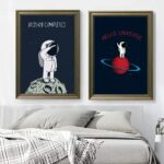 Deux affiches murales avec des illustrations d'astronautes dans l'espace, l'une avec "Mission Completed" et l'autre avec "Hello Universe", parfaites pour une décoration scientifique.