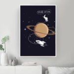 Illustration d'un astronaute flottant dans l'espace avec Saturne et une fusée, accompagnée du texte "Explore Saturn".