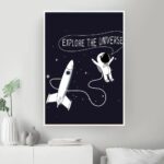 Panneau décoratif avec fusée et astronaute illustrant l'exploration spatiale.