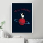 Vignette d'espace avec un astronaute debout sur une planète rouge entourée d'anneaux, avec le texte "Hello Universe" en haut, dans un fond étoilé.