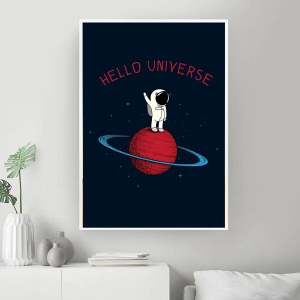 Vignette d'espace avec un astronaute debout sur une planète rouge entourée d'anneaux, avec le texte "Hello Universe" en haut, dans un fond étoilé.