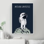 Illustration d'un astronaute en costume spatial sur la surface lunaire avec le texte "Mission accomplie" en haut, dans un style graphique minimaliste et moderne.