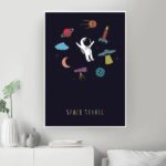 Panneau illustrant un voyage spatial avec un astronaute, fusées, planètes et étoiles dans un ciel noir, avec le texte "SPACE TRAVEL" en bas.