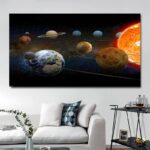 Planètes du système solaire, incluant le Soleil, la Terre, Mars, Jupiter, Saturne, et d'autres, illustrées dans un décor spatial coloré et détaillé.