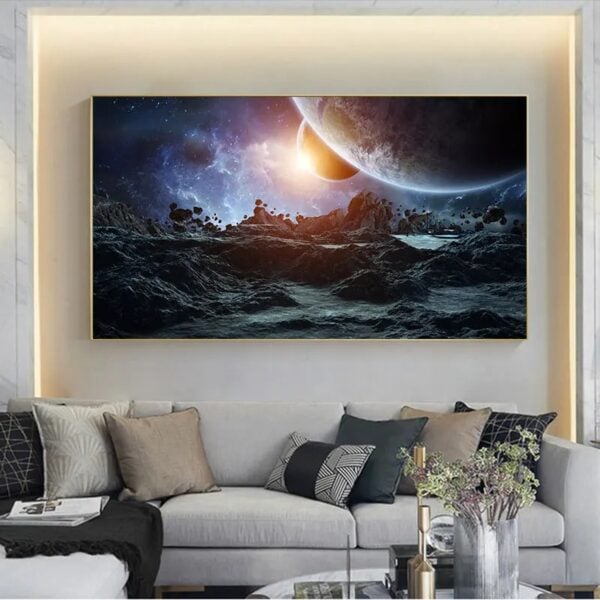 Panneau mural artistique représentant une scène spatiale avec planètes, étoiles et un paysage lunaire, parfait pour la décoration intérieure inspirée de l'univers.