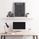 Panneau de décoration murale avec alphabet Morse international, idéal pour un espace éducatif ou de bureau moderne.