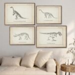 Quatre illustrations vintage de dinosaures dans des cadres muraux, décorant un salon avec un style scientifique et décoratif.