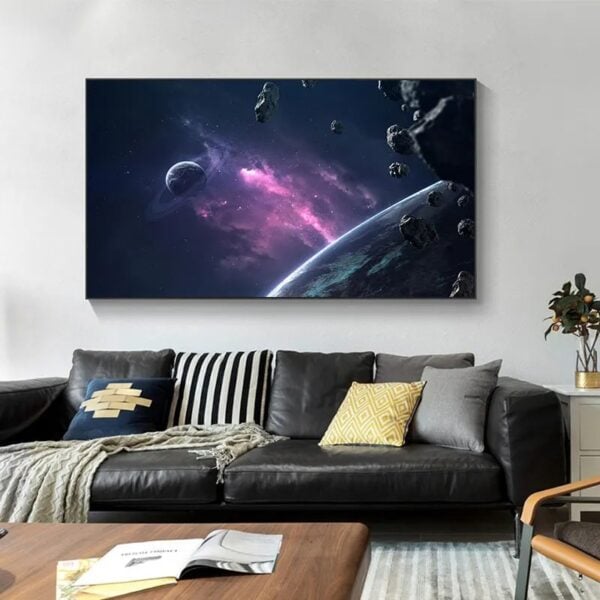 Grand tableau représentant une scène spatiale avec planètes, astéroïdes et nébuleuse, parfait pour décorer un intérieur contemporain et apporter une touche d'univers à votre espace.