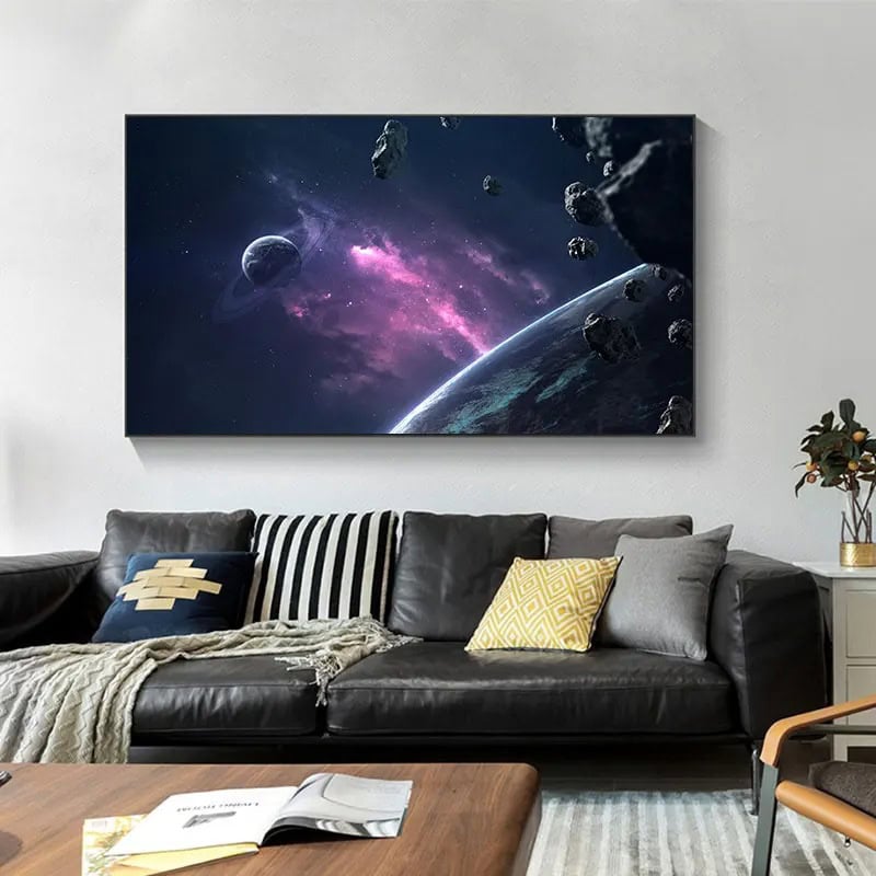 Grand tableau représentant une scène spatiale avec planètes, astéroïdes et nébuleuse, parfait pour décorer un intérieur contemporain et apporter une touche d'univers à votre espace.