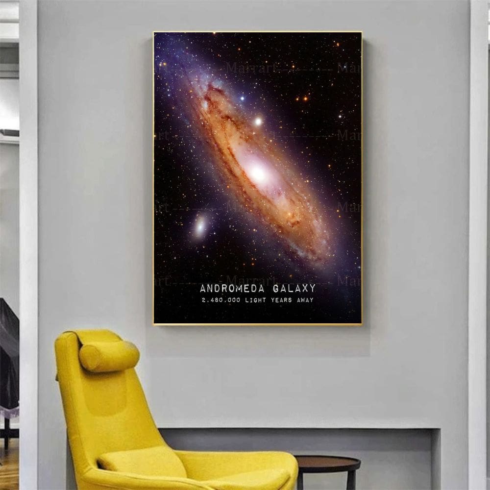 Affiche murale représentant la galaxie d'Andromède, avec détails colorés et étoiles brillantes, idéale pour la décoration scientifique ou cosmique dans un intérieur moderne.