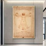 Illustration de l'Homme de Vitruve de Léonard de Vinci, montrant les proportions idéales du corps humain dans un style de dessin ancien, exposée dans un musée moderne.