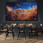 Écran de galaxie dans une salle de réunion, décoration scientifique, objet de décoration cosmique, affichage d'images spatiales, ambiance moderne et inspirante.