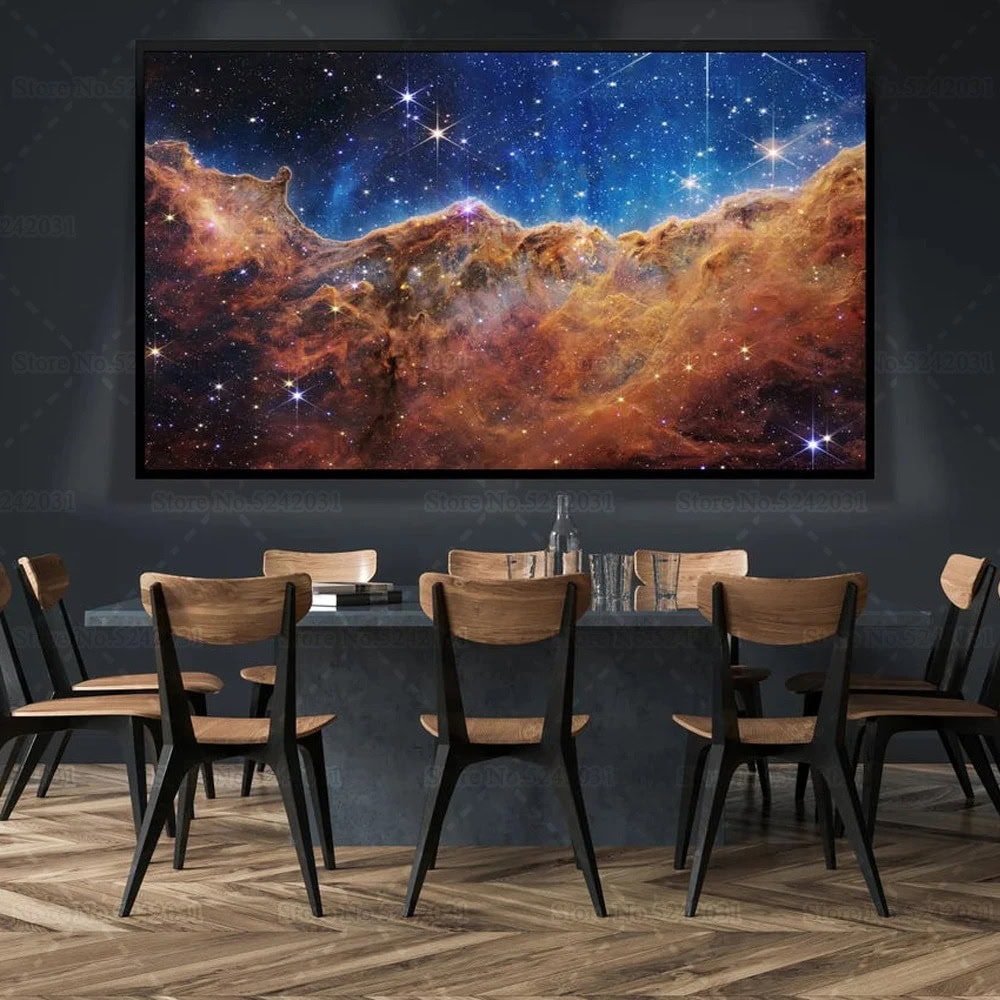 Écran de galaxie dans une salle de réunion, décoration scientifique, objet de décoration cosmique, affichage d'images spatiales, ambiance moderne et inspirante.