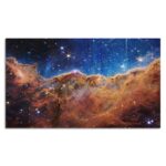 Nébuleuse colorée et étoilée dans l'univers, illustrant la beauté mystérieuse de l'espace avec des nuages de gaz et de poussière cosmique.
