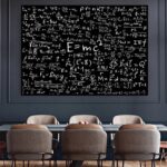Tableau noir avec équations mathématiques complexes dans une salle de classe moderne, décorée avec des chaises et une table, ambiance éducative et innovante.