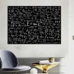 Tableau noir avec équations scientifiques en blanc, décorant un espace de bureau moderne.