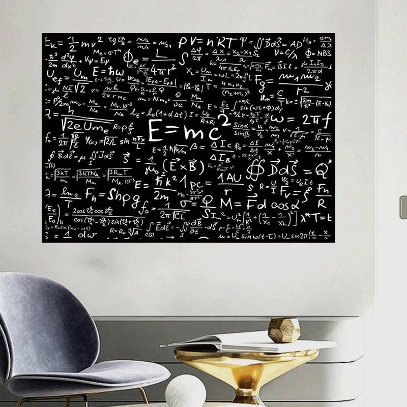 Tableau noir avec équations scientifiques en blanc, décorant un espace de bureau moderne.